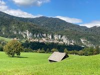 Dorf Bohinjska Bela eingebettet in den Iglica Fels
