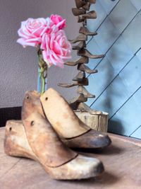 Schuhleisten umfunktioniert zu einer Blumenvase in Slowenien